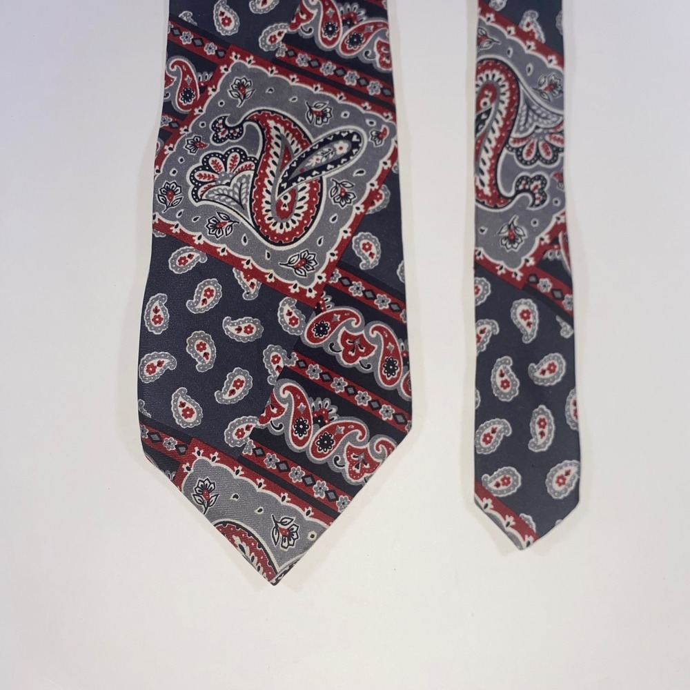 Bugle Boy Company Mens Paisley Silk Tie Navy Red Grey Italian Silk Necktie